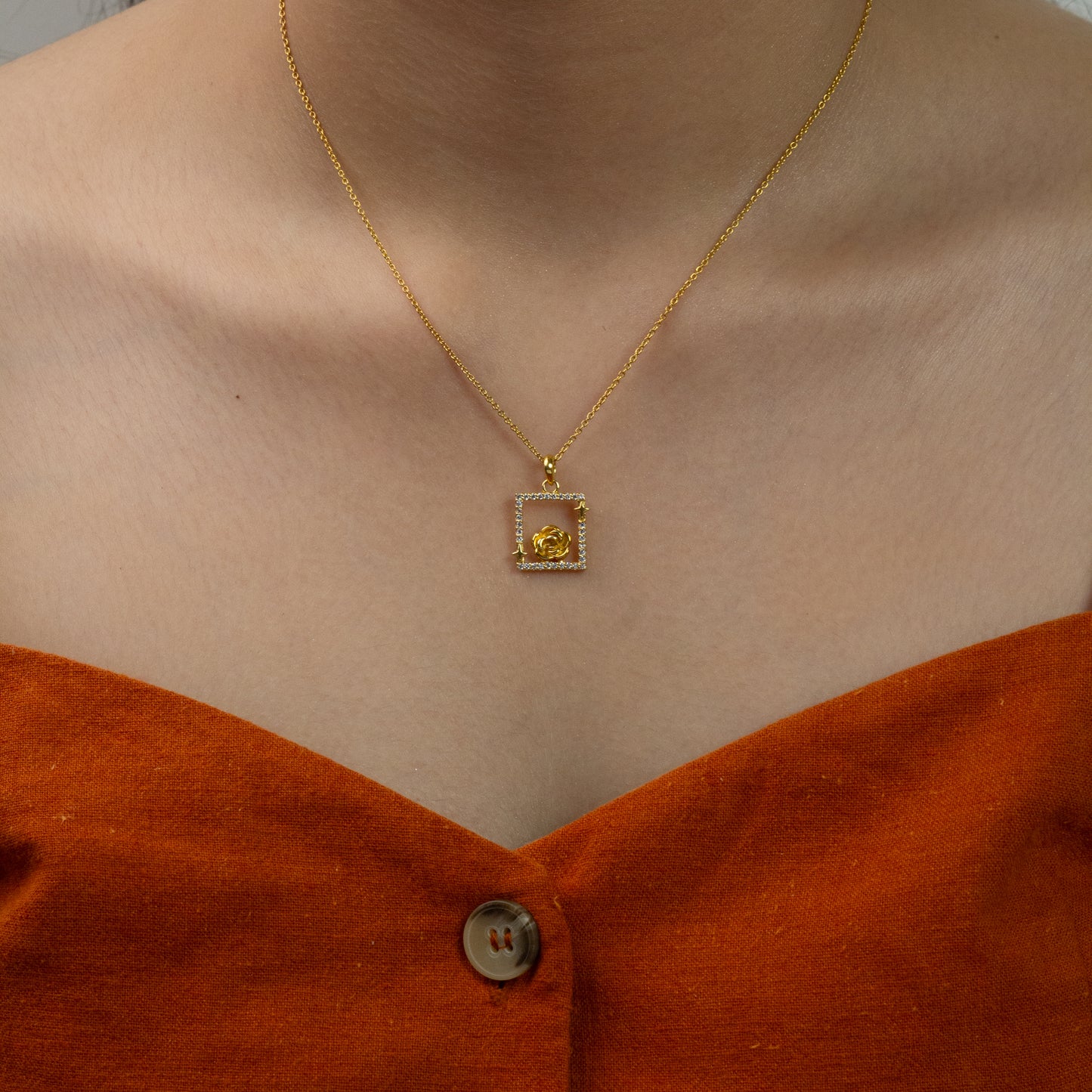 Rosaé Frame Necklace